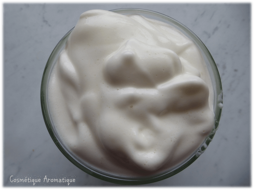 Mousse capillaire thermoprotectrice